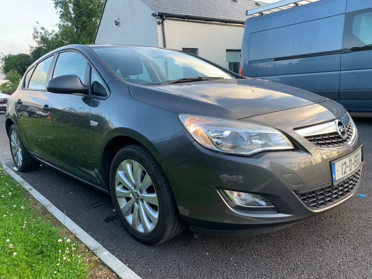 Opel Astra 2012 - Image 1