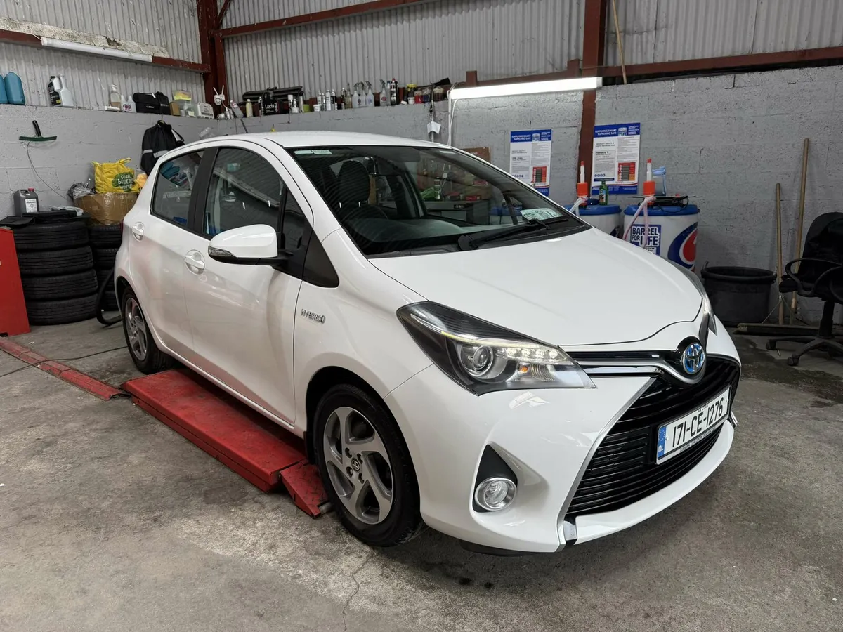 2017 yaris auto - Image 3