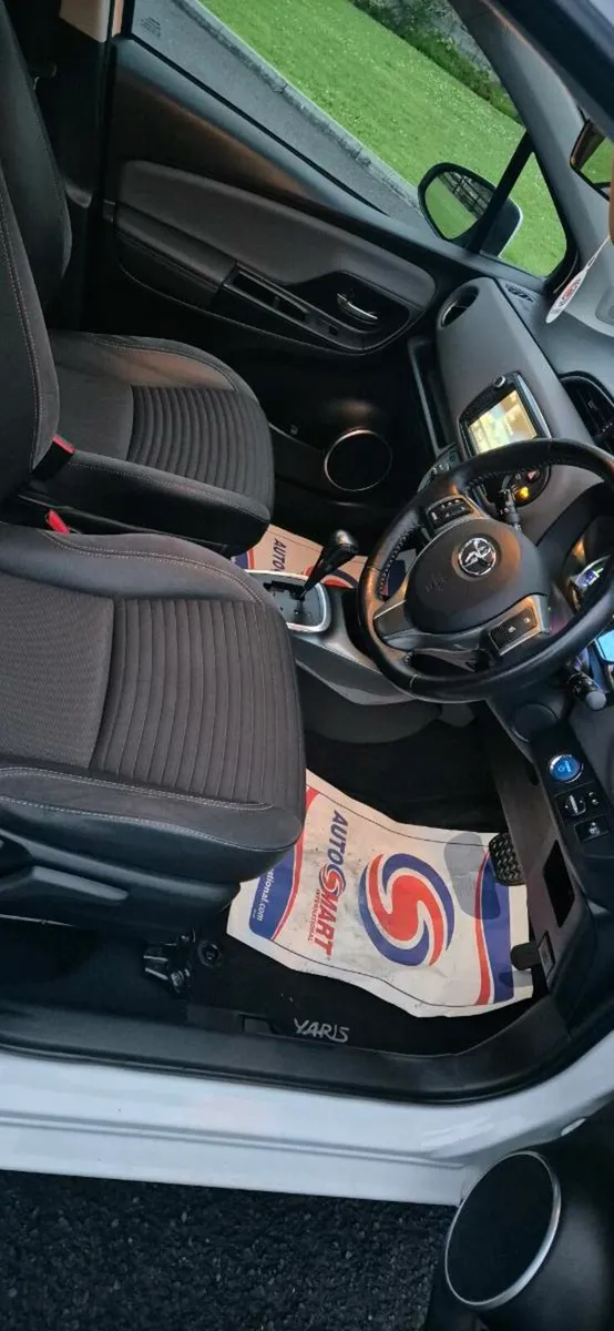 2017 yaris auto - Image 4