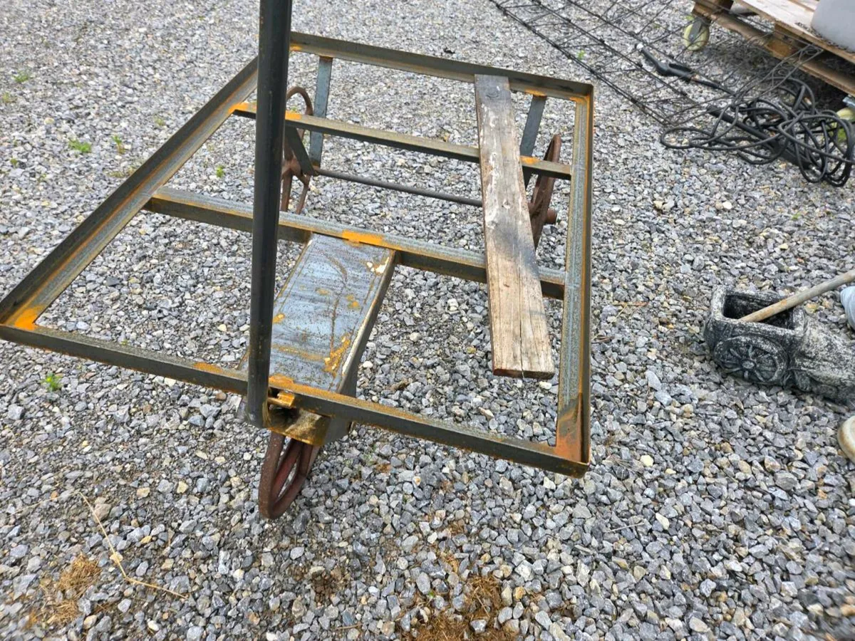 3 wheel trolley - Image 1