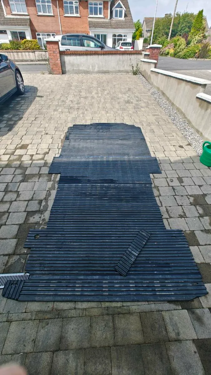 211 VW Crafter MWB rubber floor mat - Image 1
