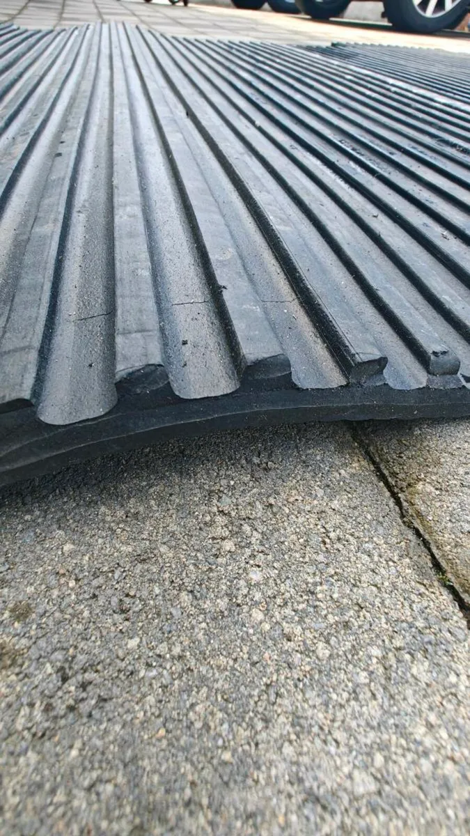 211 VW Crafter MWB rubber floor mat - Image 2
