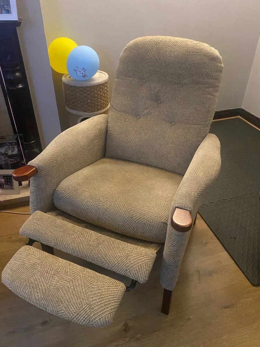 Manual recliner armchair size XL high quality - Image 1