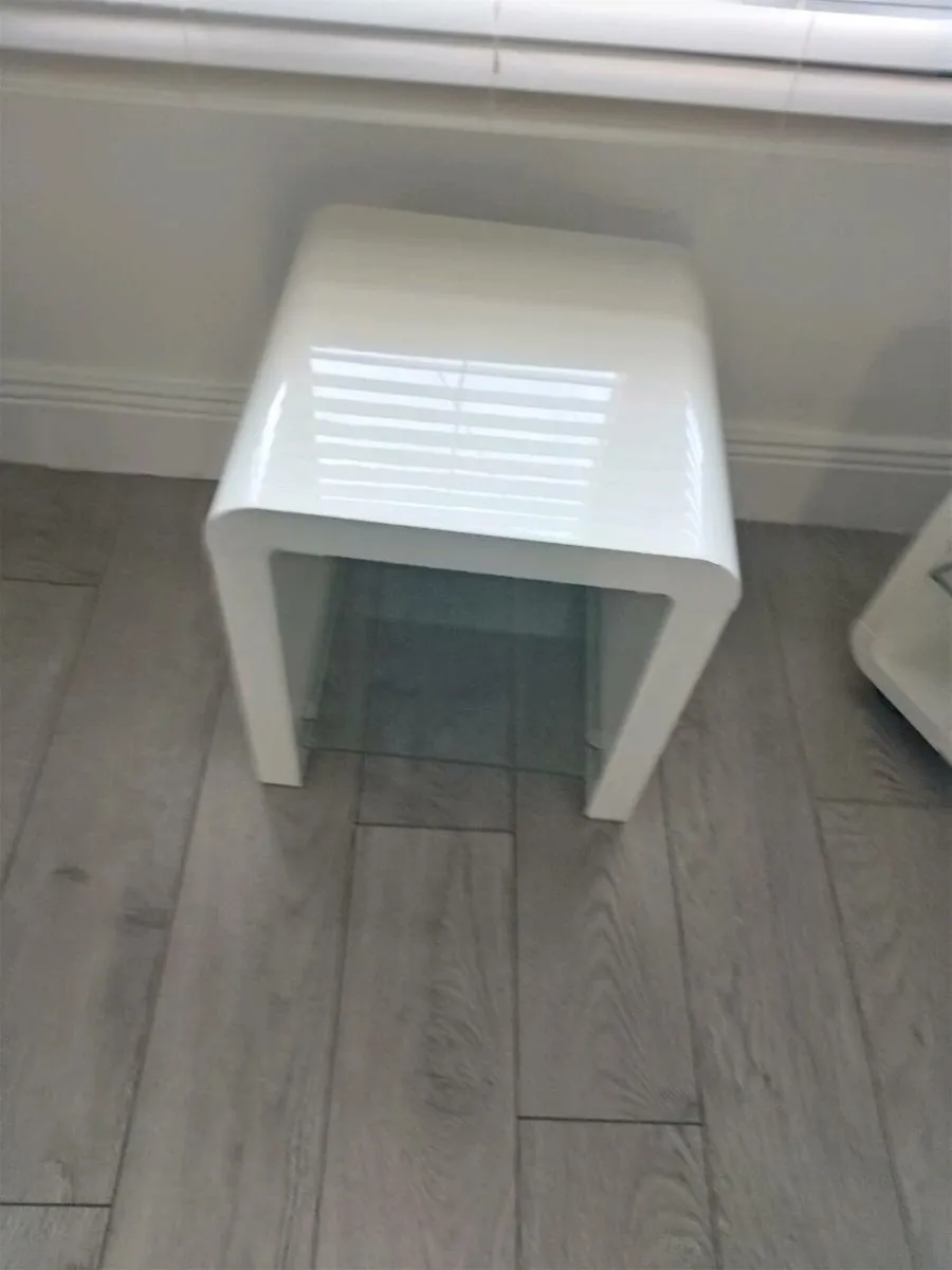 Tevelvision unit and table lamp - Image 4