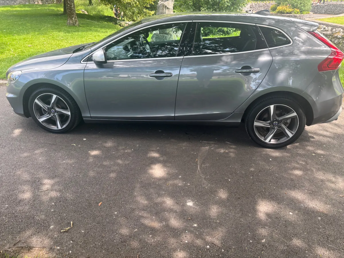 Volvo V40 R-Design Diesel with low mileage - Image 3