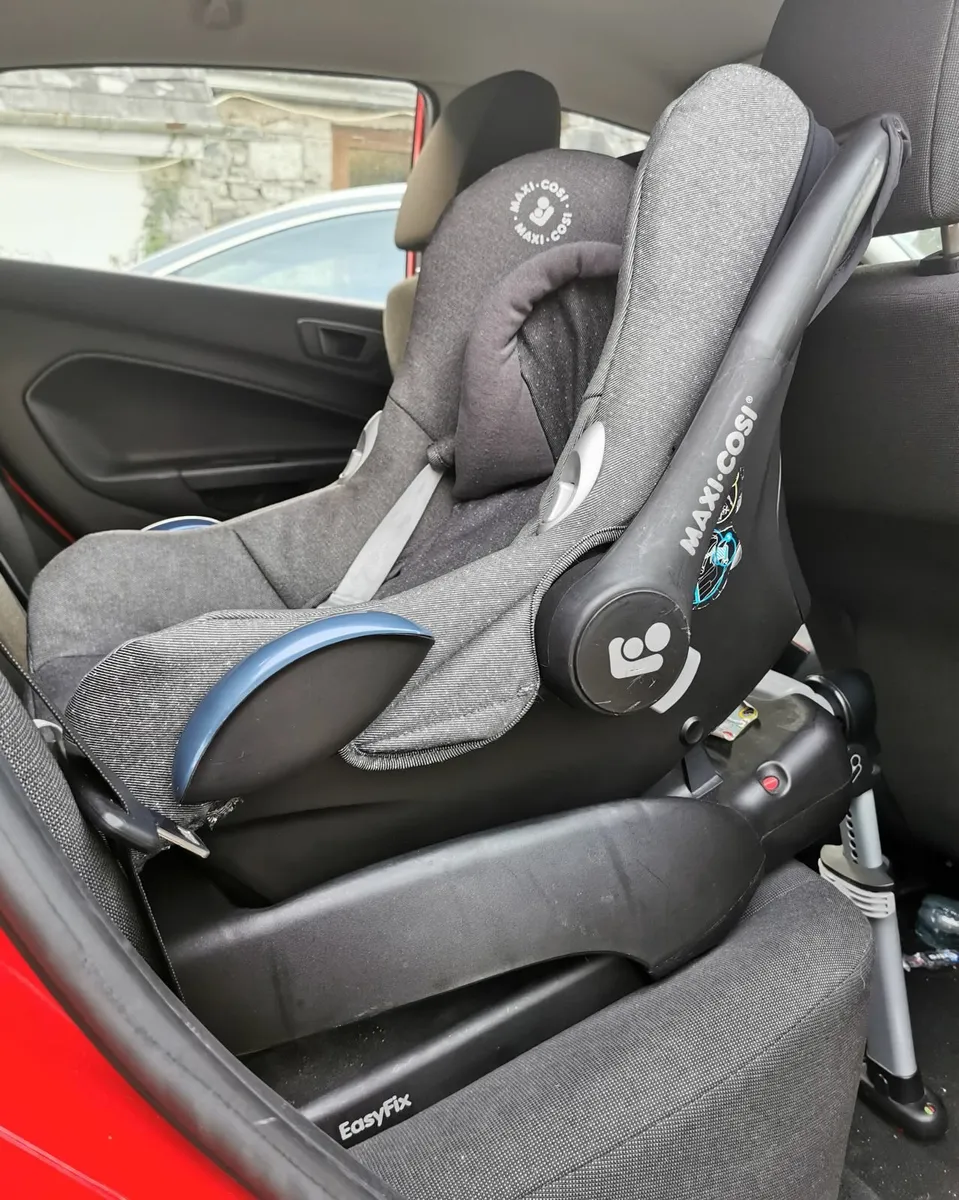 Maxi Cosi Car Seat (Cabrio fix) - Image 1