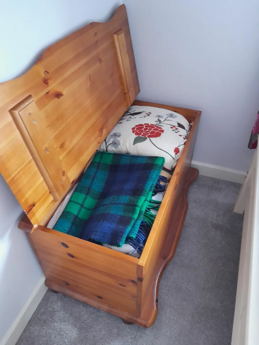 Blanket box. - Image 1