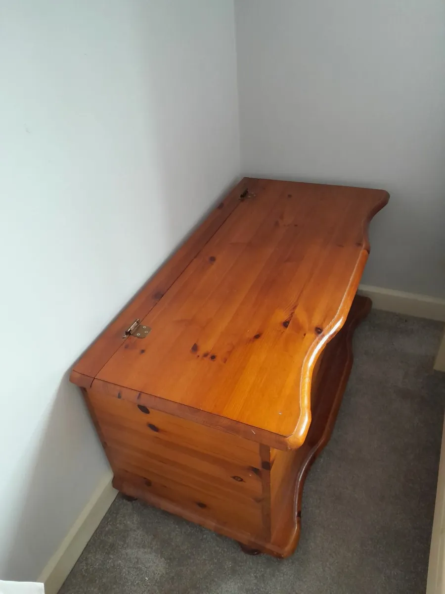 Blanket box. - Image 2