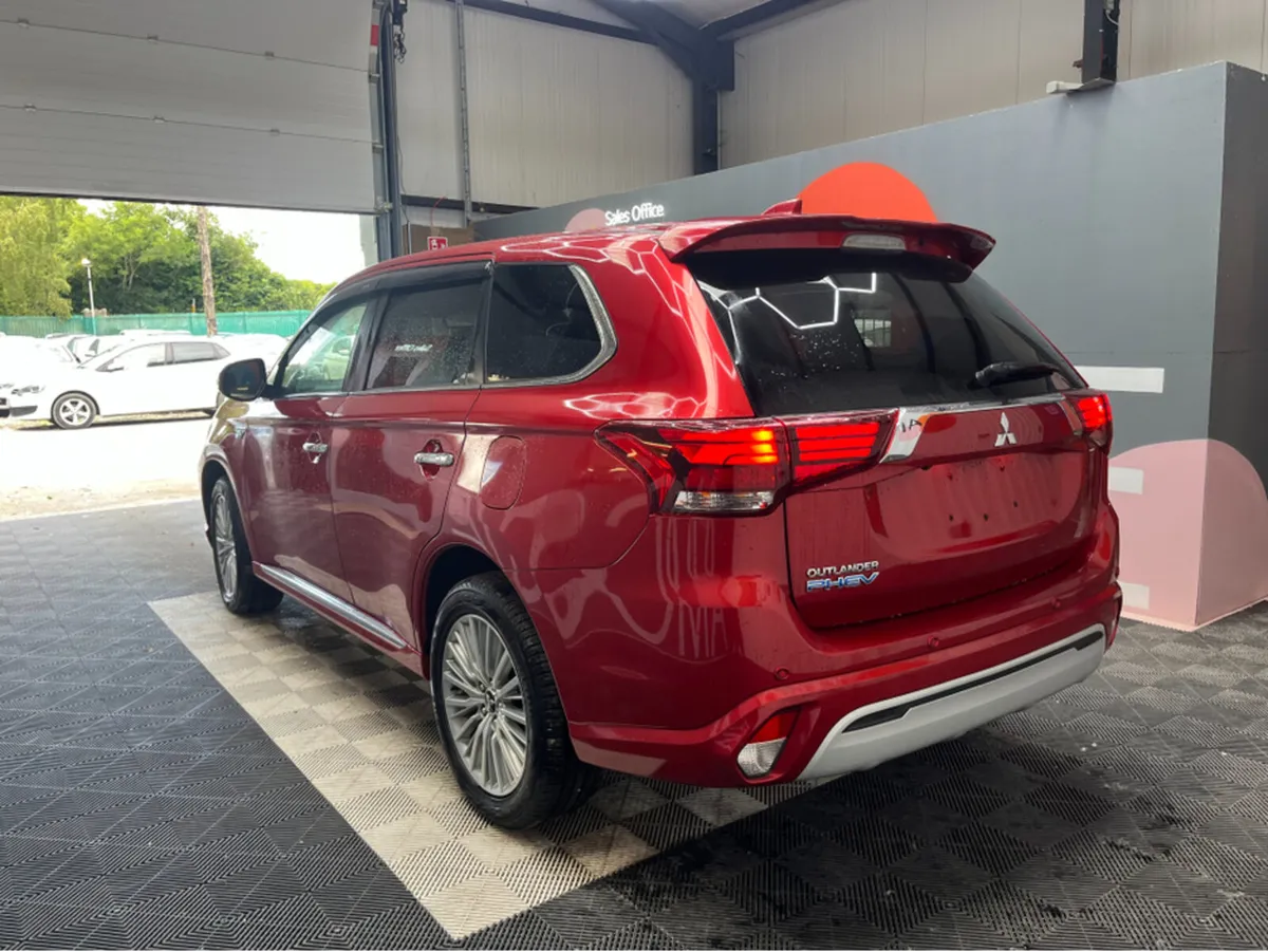 Mitsubishi Outlander 2.4 HYBRID / 48k KMs / HEATED - Image 4
