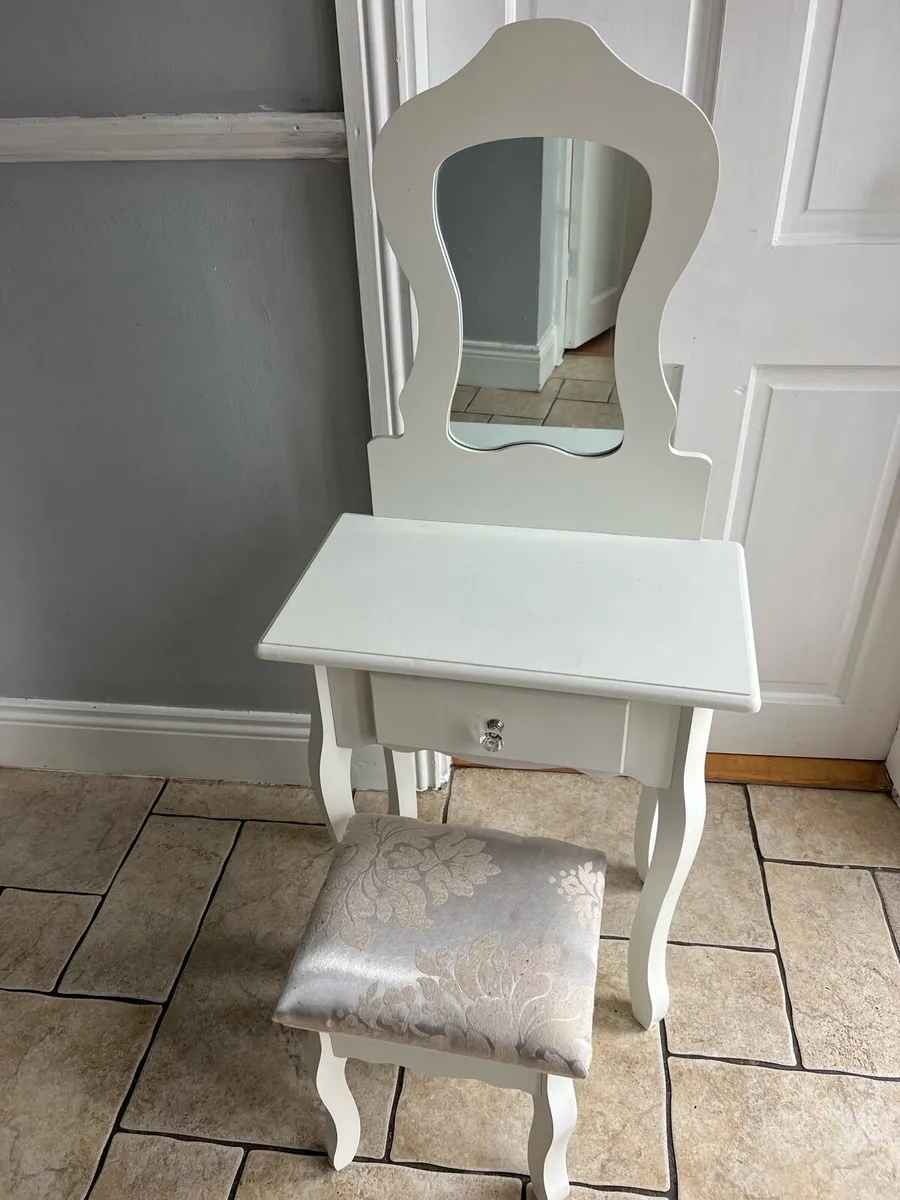 Child’s dressing table - Image 1