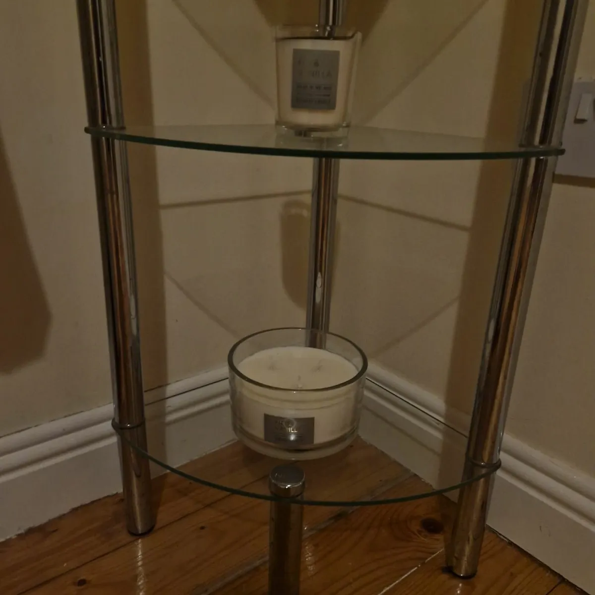 Bedroom glass corner display - Image 2