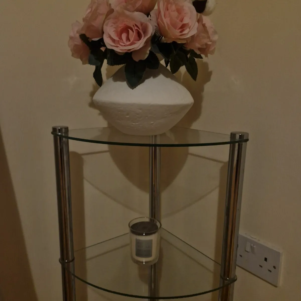 Bedroom glass corner display - Image 3