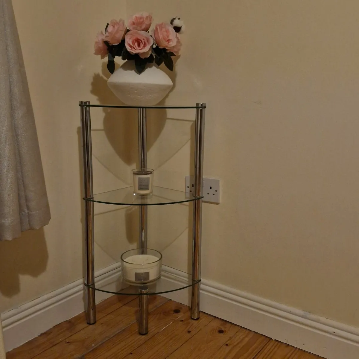Bedroom glass corner display - Image 1