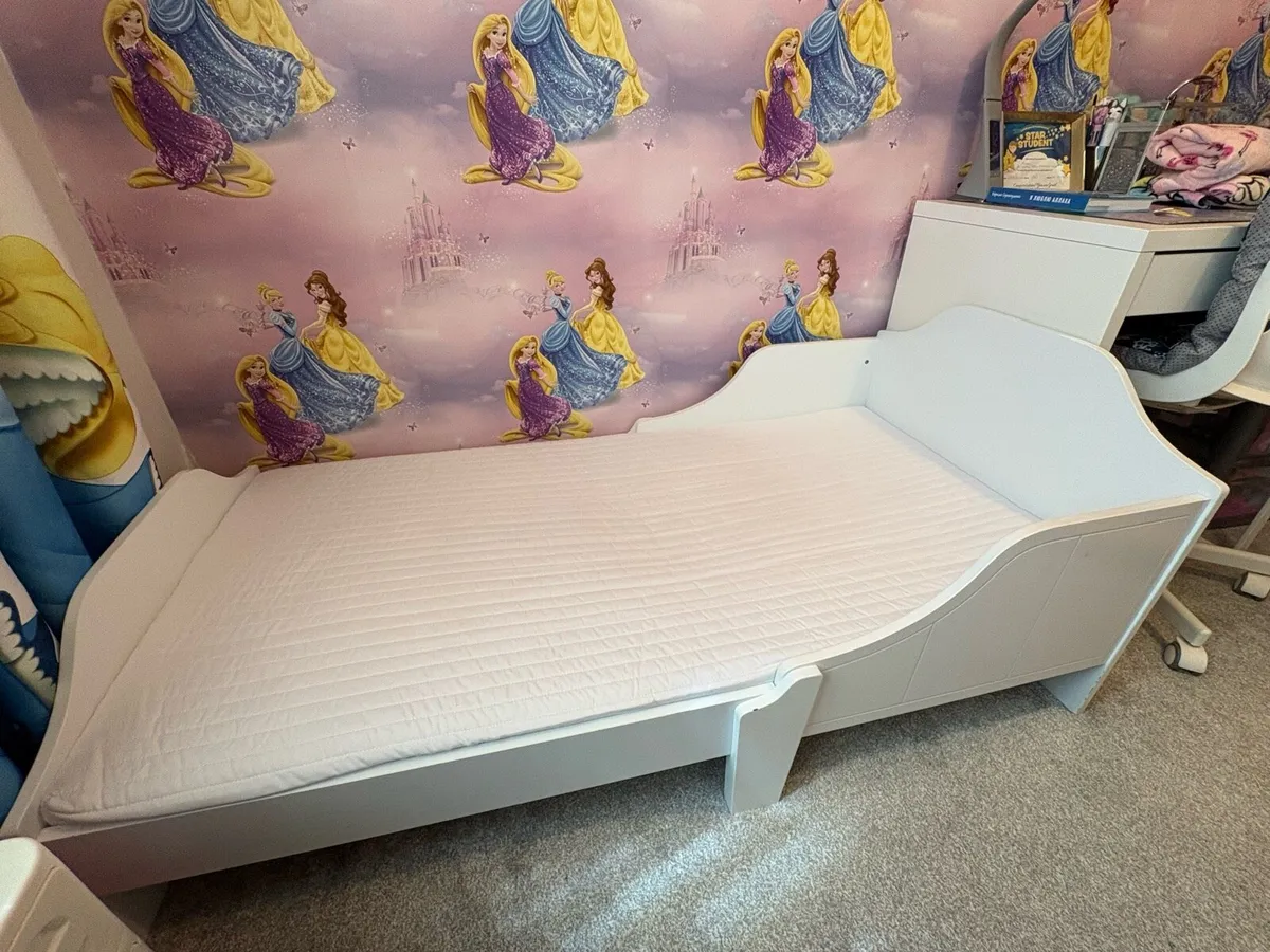 2 Toddlers bed with mattress - Image 1