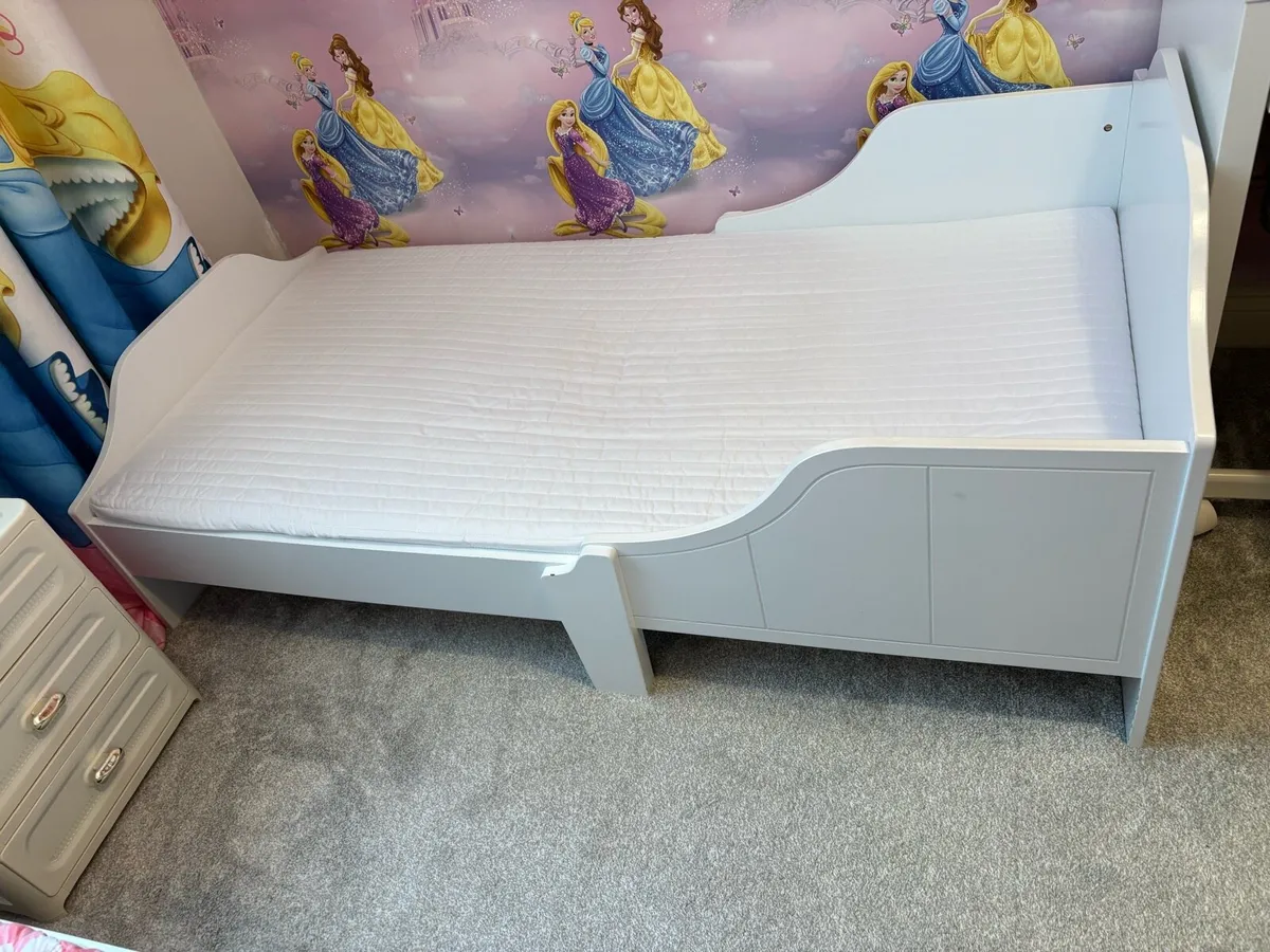2 Toddlers bed with mattress - Image 2