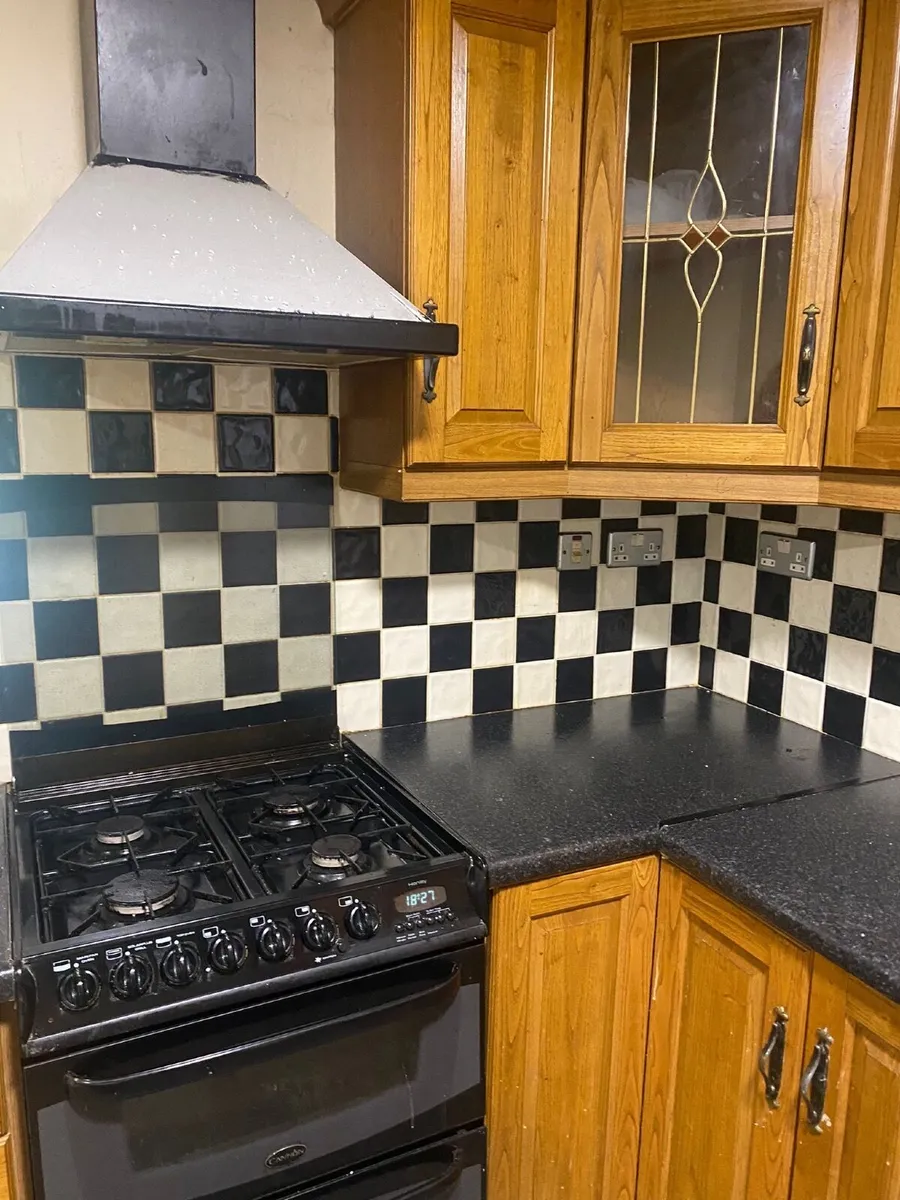 Kitchen units, appliances and doors - Image 1