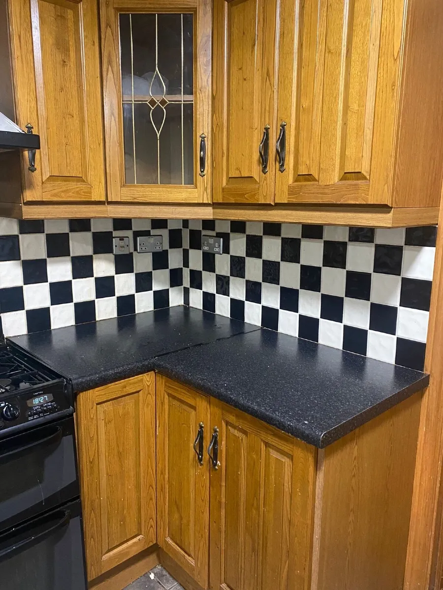 Kitchen units, appliances and doors - Image 2