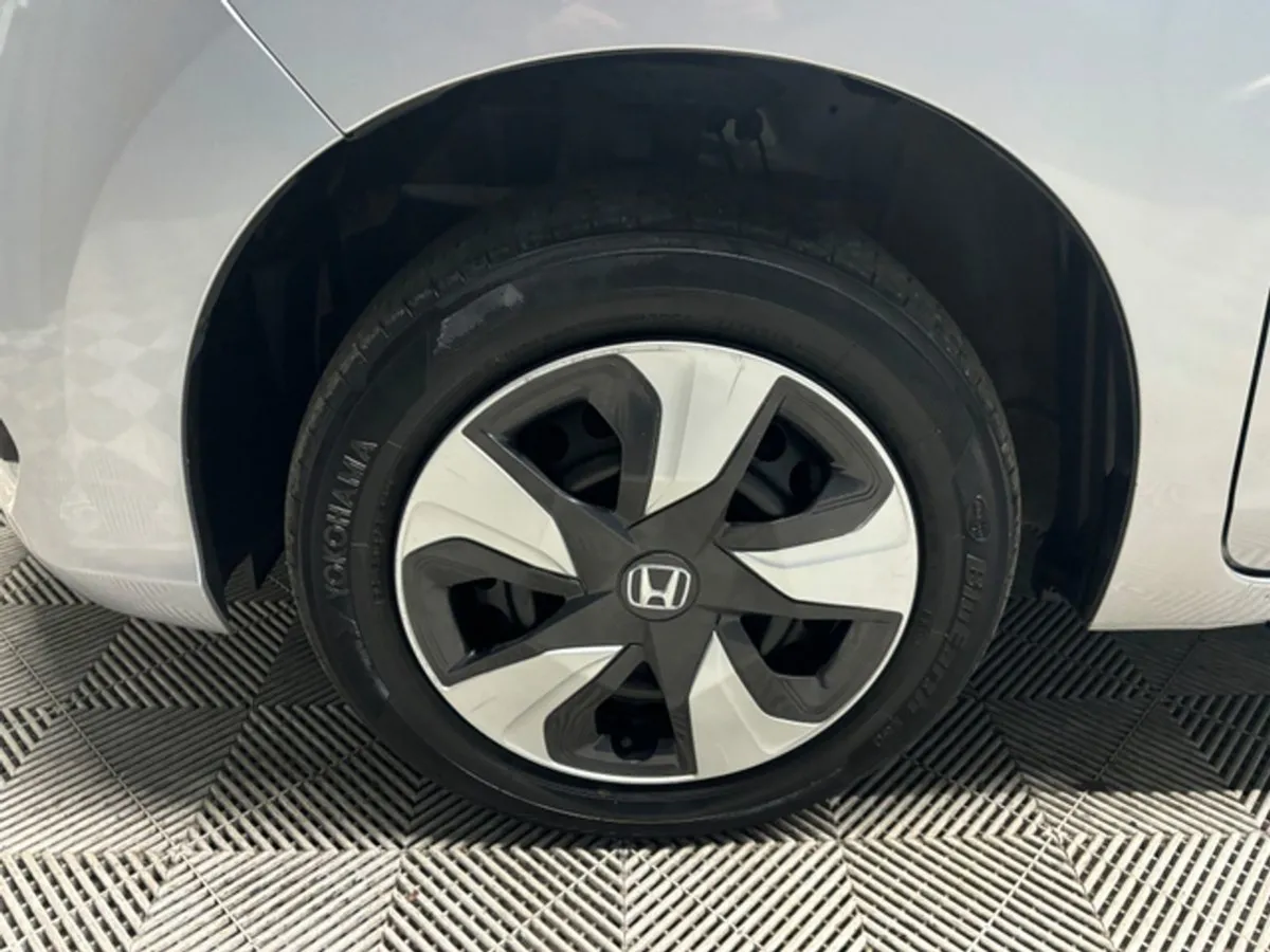 Honda Fit Daa-gp6 Hybrid 5DR Auto - Image 2