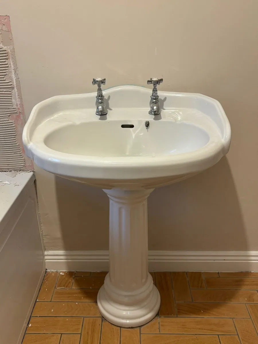 Sanitary wear 2xsinks, 2xtoilets, 1xtriton t90z - Image 1