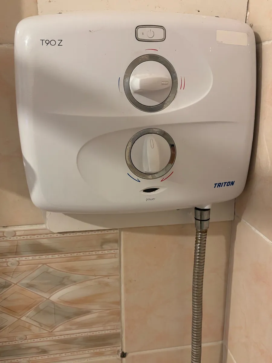 Sanitary wear 2xsinks, 2xtoilets, 1xtriton t90z - Image 2