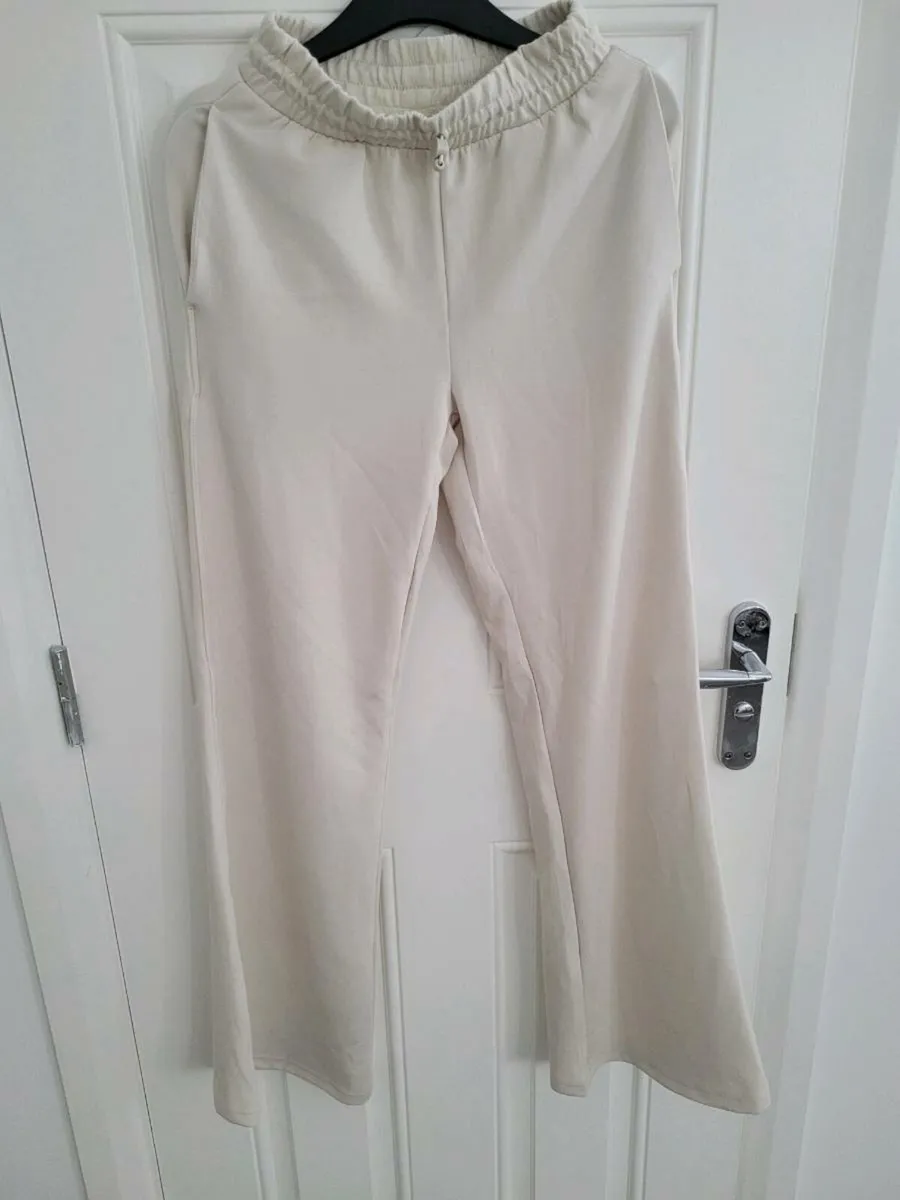 Brand new cream tracksuit bottoms. - Image 3