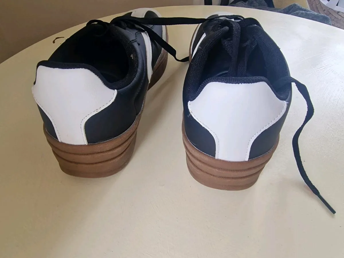 Black & white trainers sz 7 - Image 2