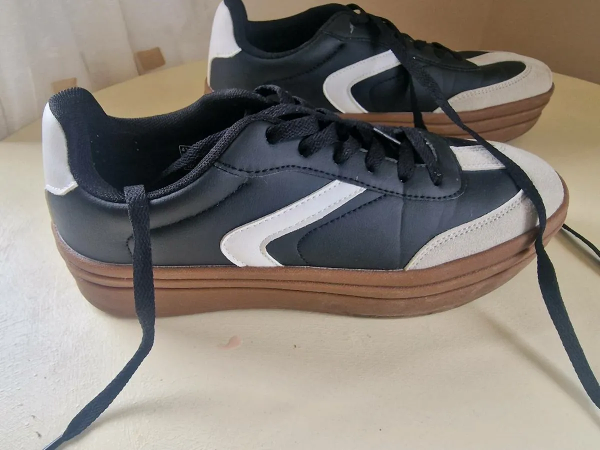 Black & white trainers sz 7 - Image 1