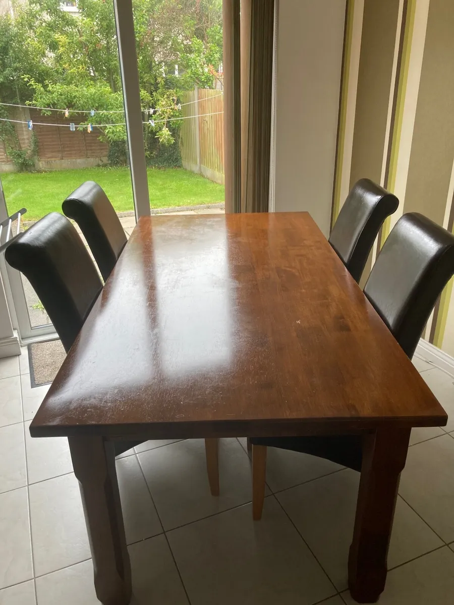 Table and chairs - Image 2
