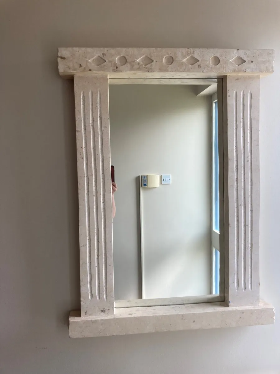 Table and mirror - Image 2