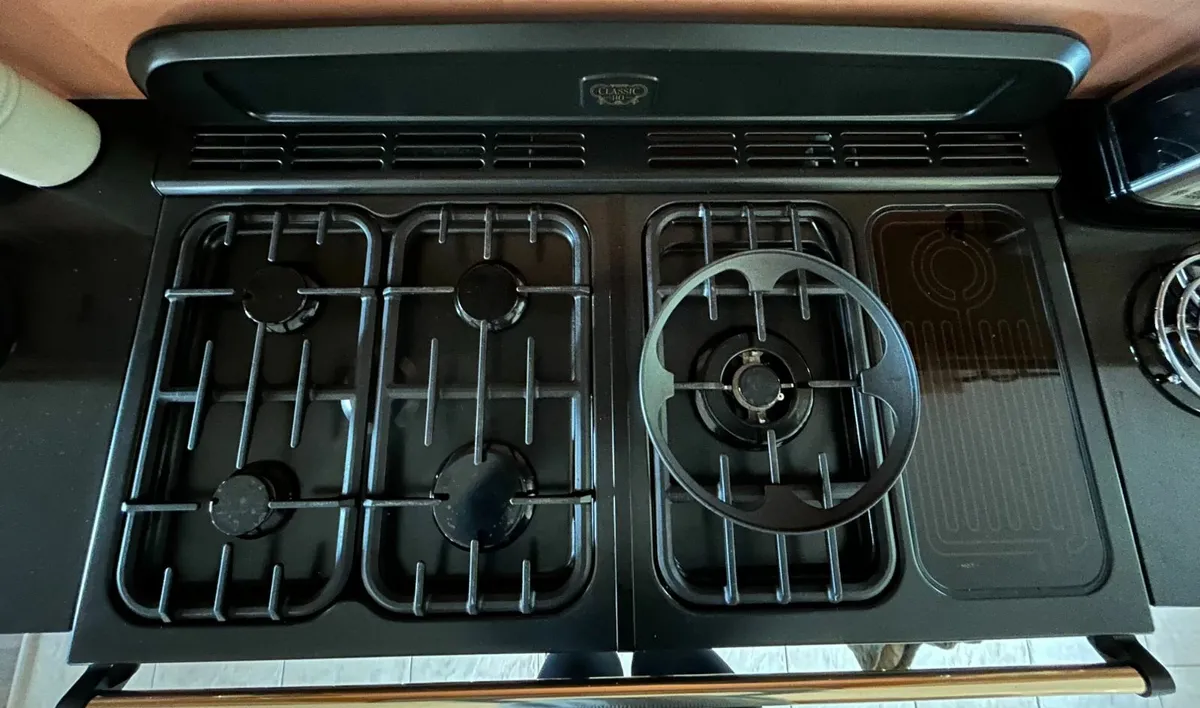 Oak Kitchen Units & Appliances - Image 2