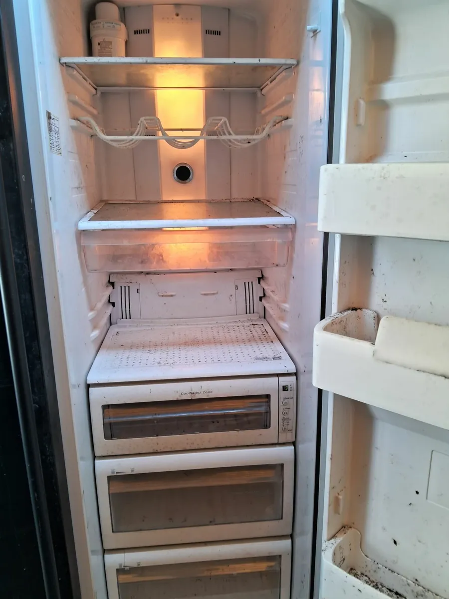 SAMSUNG AMERICAN FRIDGE AND FREEZER - Image 4