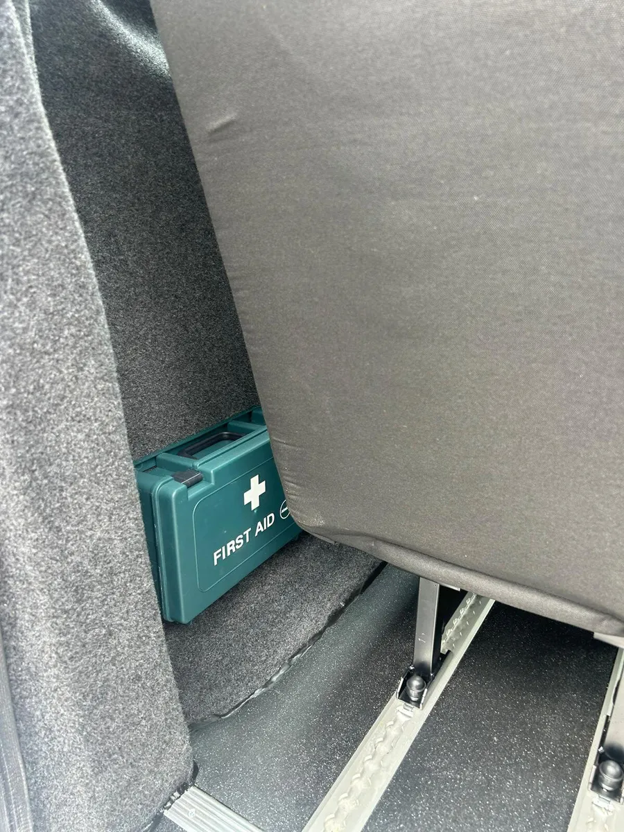 Opel Vivaro 10 Seater coach - Image 2