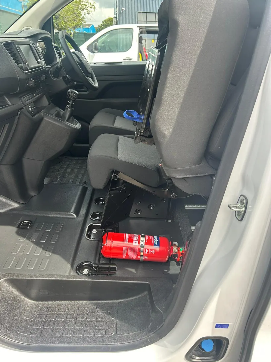 Opel Vivaro 10 Seater coach - Image 4