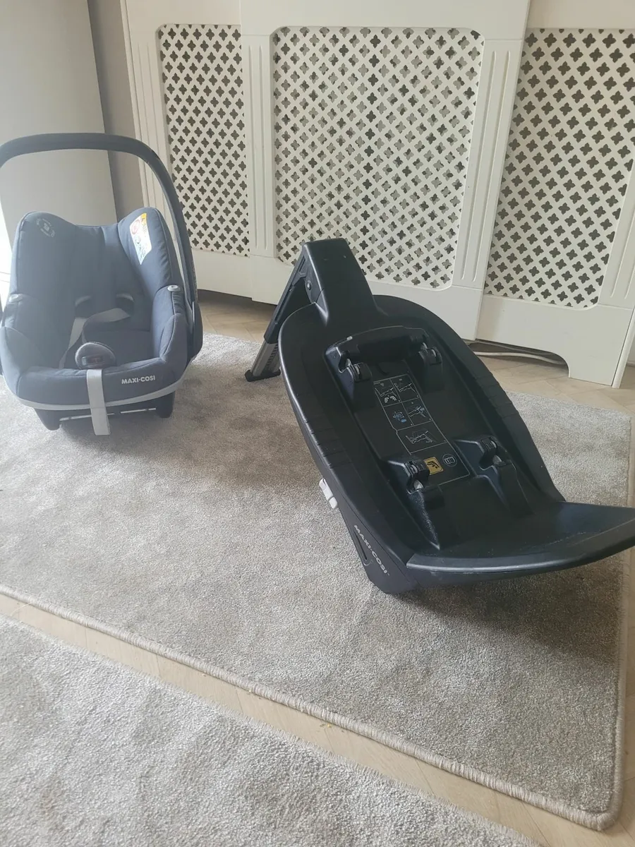 Baby Car seat and ISOFiX bundle - Image 1