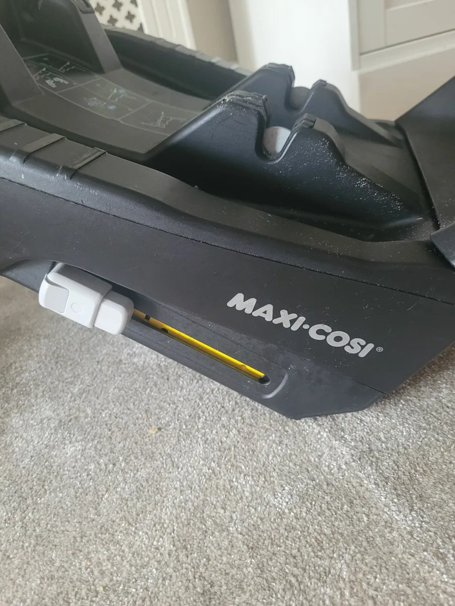 Baby Car seat and ISOFiX bundle - Image 3