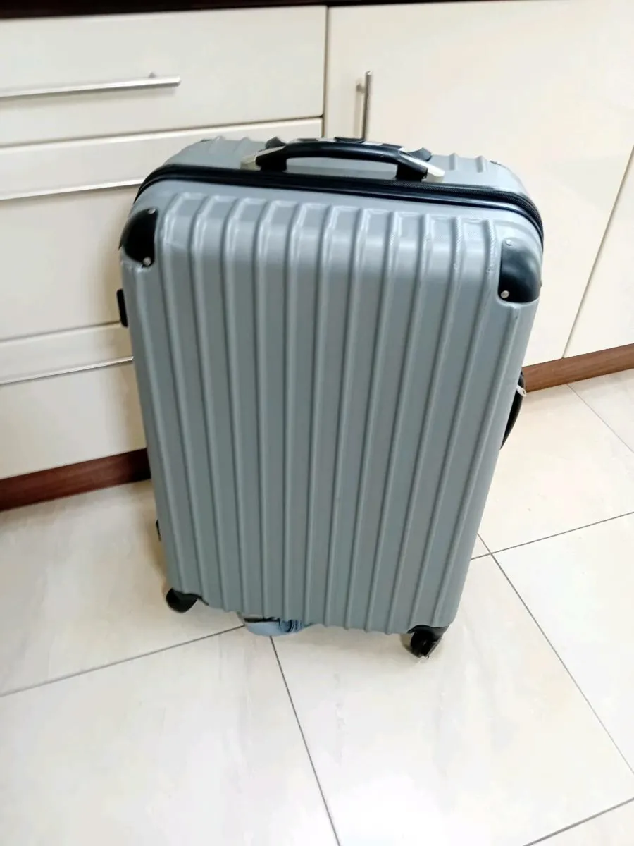 EXTRA EXTRA LARGE SUITCASE 4 WHEELS - Image 1