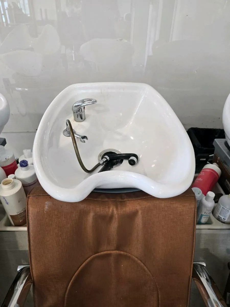 Salon massage chairs with basin - Image 3