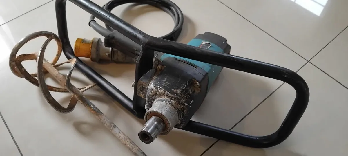 Makita UT120 Paddle Mixer 110v - Image 3