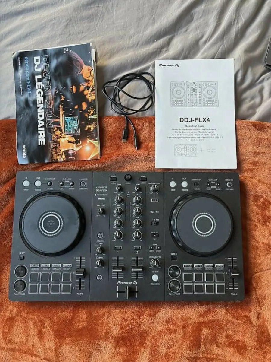 Pioneer DJ DDJ-FLX4 controller