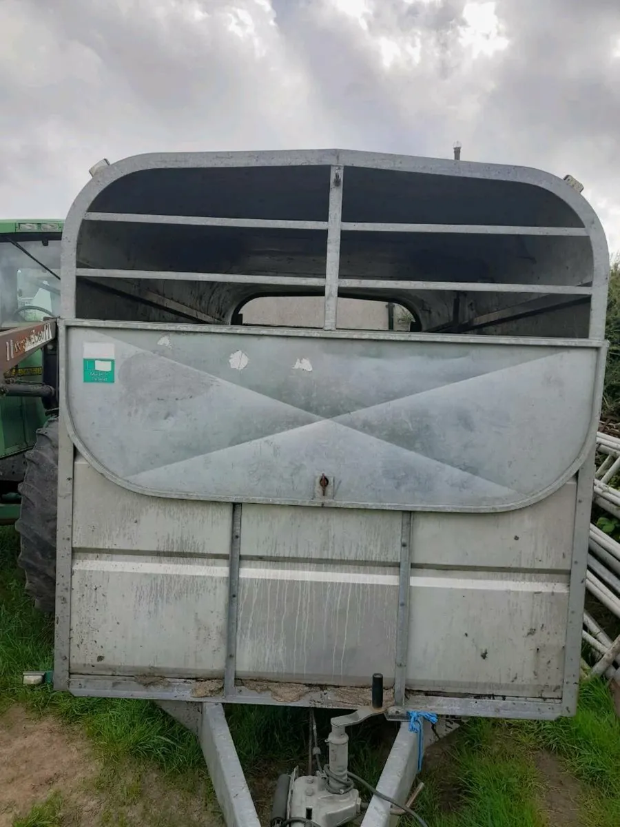 Cattle trailer. - Image 1