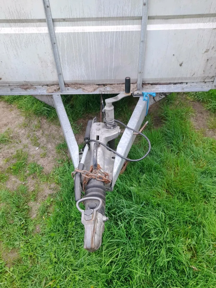Cattle trailer. - Image 2