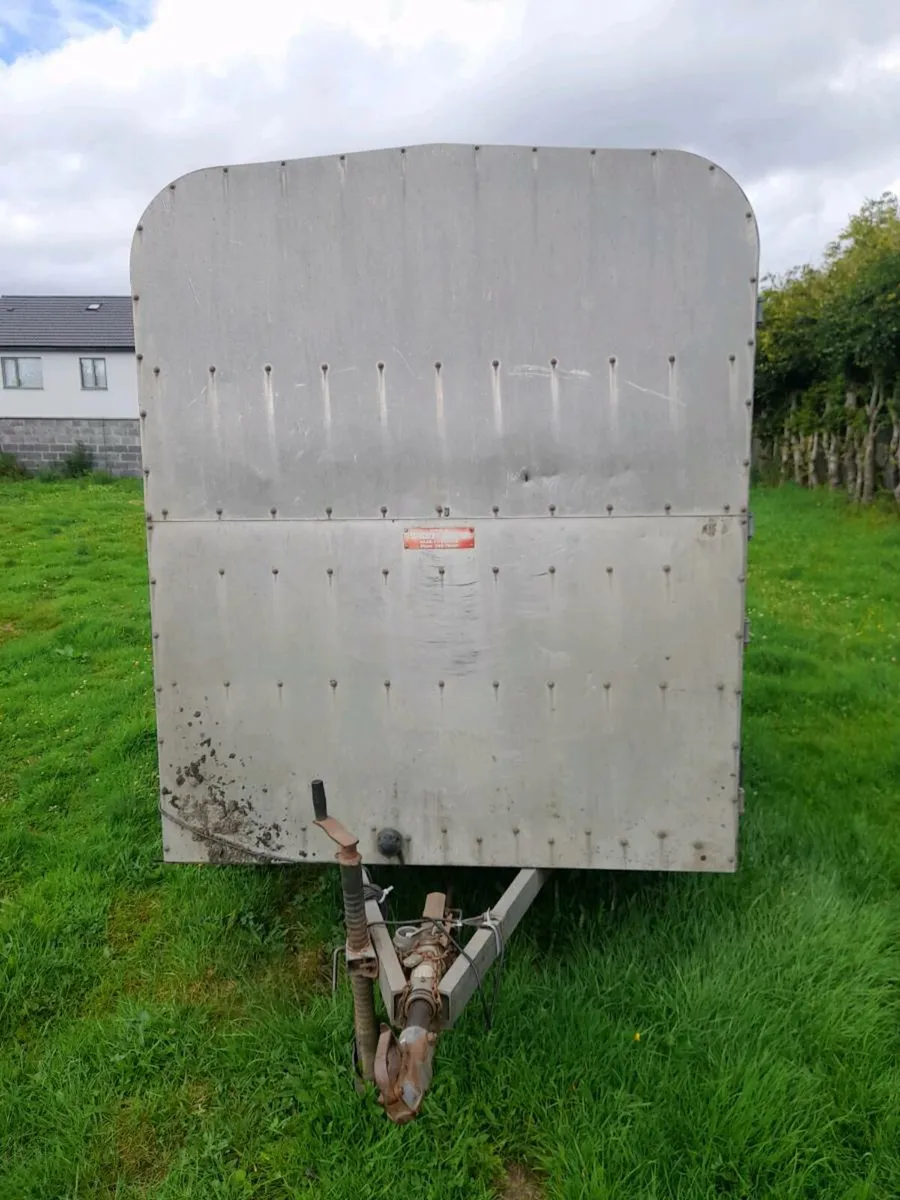 Cattle trailer. - Image 4