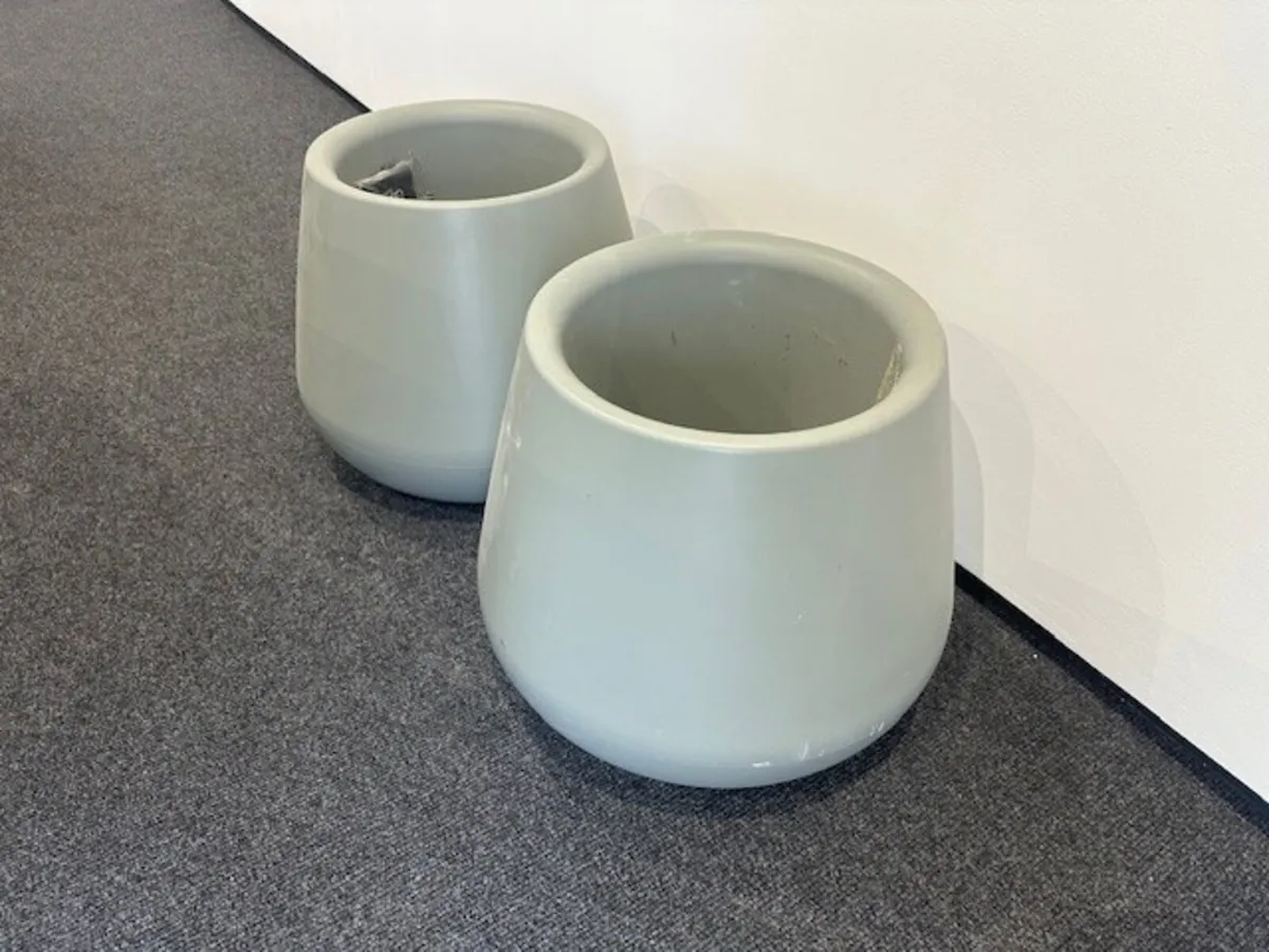T0100 1 Pair X As New PVC Planters - Image 1