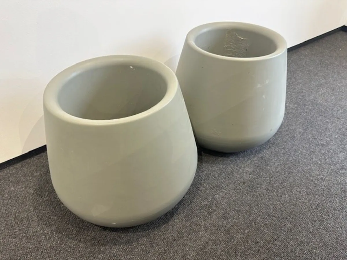 T0100 1 Pair X As New PVC Planters - Image 2