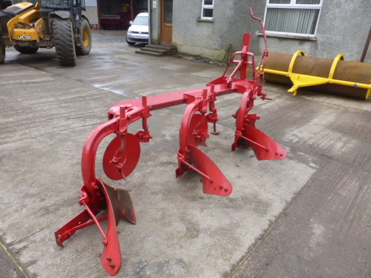 Massey Ferguson 3 Furrow Conventional Plough - Image 3