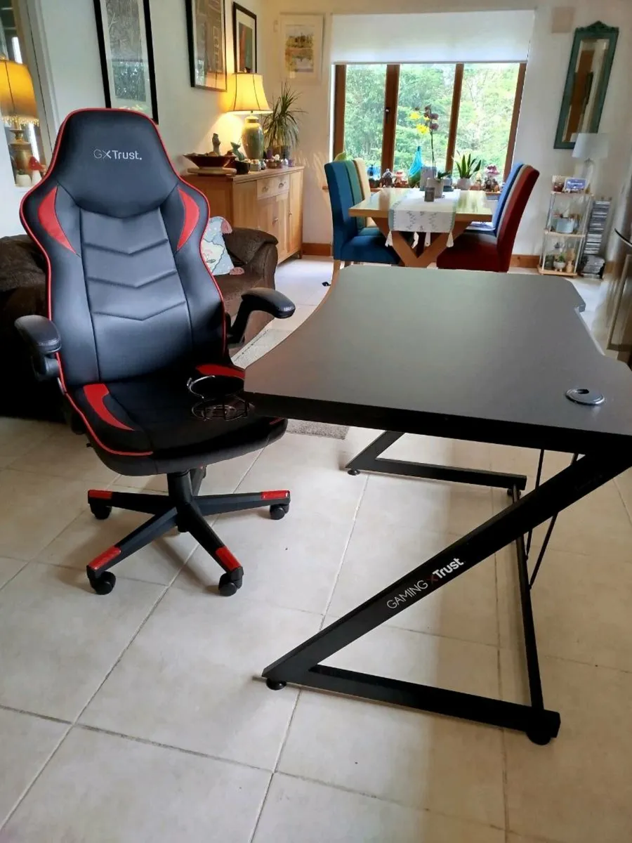 Gaming table and chair - Image 1