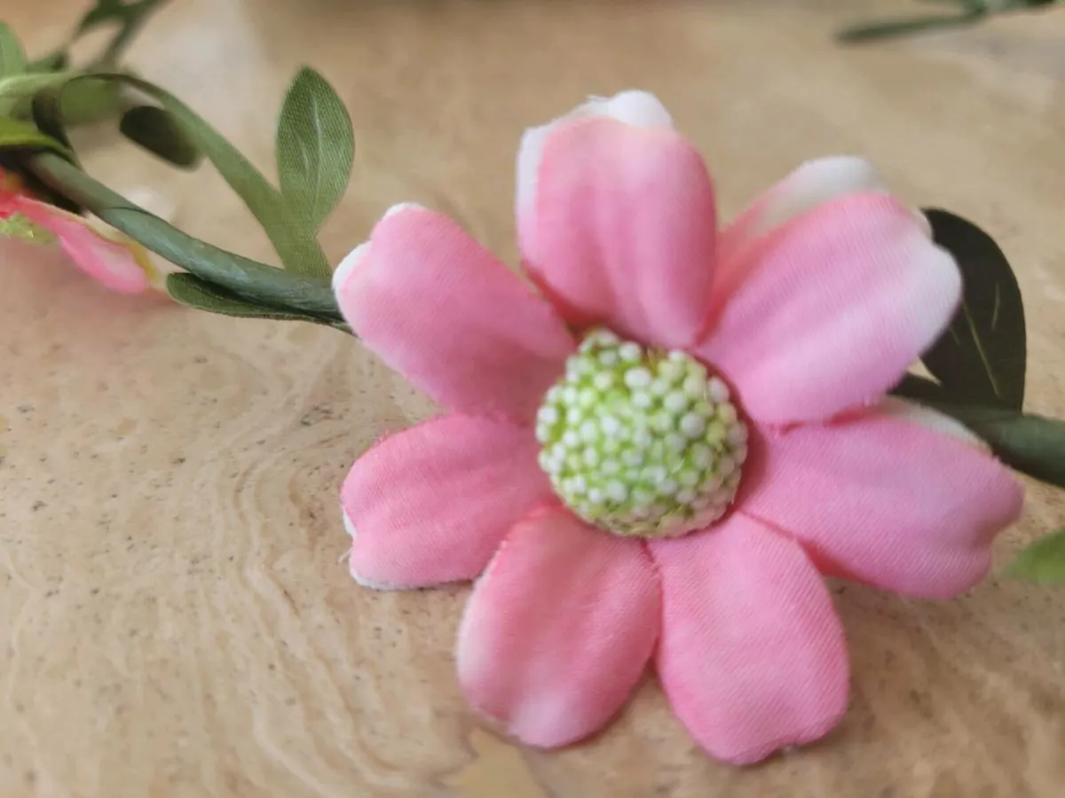 Pink daisy garland - Image 1