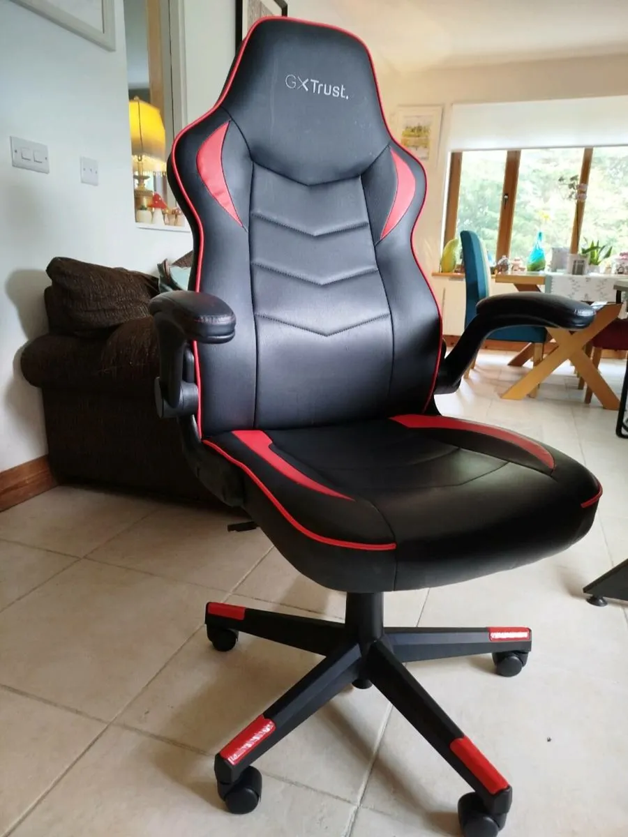 Gaming table and chair - Image 2