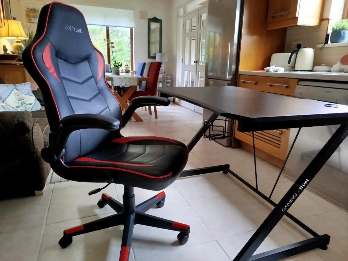 Gaming table and chair - Image 3
