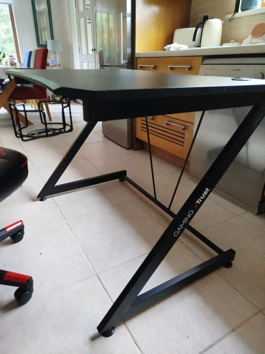 Gaming table and chair - Image 4